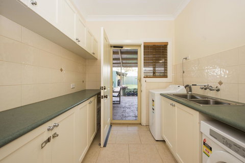 Colonial Court Villas - Newcastle Accommodation 7