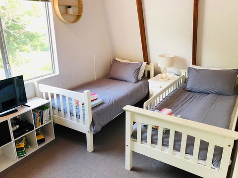 Little Blue Beach House - New Castle Tourism 5