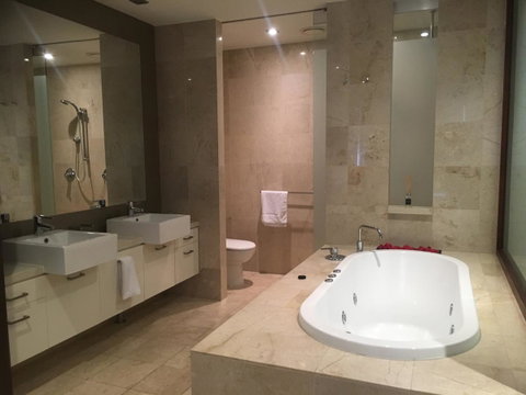 Santai 321 Beachside Studio - Newcastle Accommodation 9