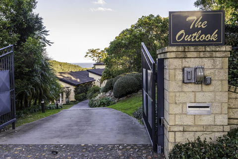 The Outlook Cabana - Newcastle Accommodation 22