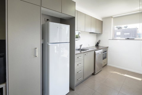 Honeysuckle Executive Apartments - New Castle Tourism 5