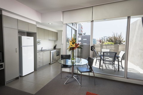 Honeysuckle Executive Apartments - New Castle Tourism 6