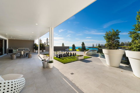 Belle Vue- Penthouse At Black Beach - Newcastle Accommodation 2
