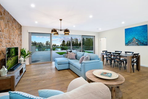 Belle Vue- Penthouse At Black Beach - Newcastle Accommodation 5