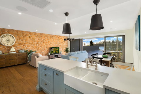 Belle Vue- Penthouse At Black Beach - Newcastle Accommodation 4