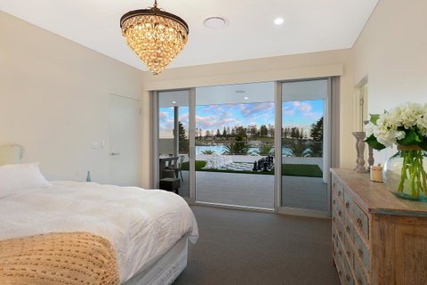 Belle Vue- Penthouse At Black Beach - Newcastle Accommodation 11