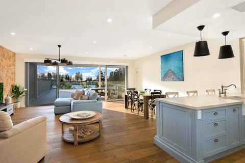 Belle Vue- Penthouse At Black Beach - Newcastle Accommodation 3
