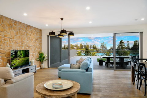 Belle Vue- Penthouse At Black Beach - Newcastle Accommodation 1