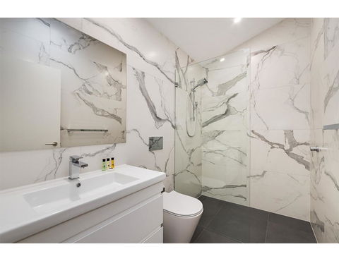 Walk To The City From This Renovated Heritage Gem - New Castle Tourism 6