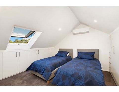 Walk To The City From This Renovated Heritage Gem - New Castle Tourism 7