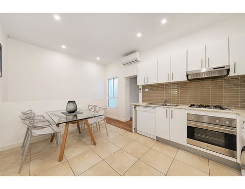 Walk To The City From This Renovated Heritage Gem - New Castle Tourism 1