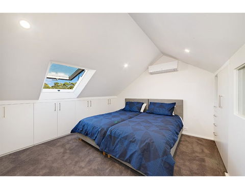 Walk To The City From This Renovated Heritage Gem - New Castle Tourism 8