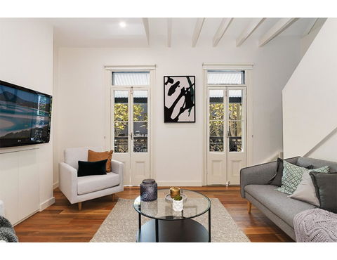 Walk To The City From This Renovated Heritage Gem - New Castle Tourism 0
