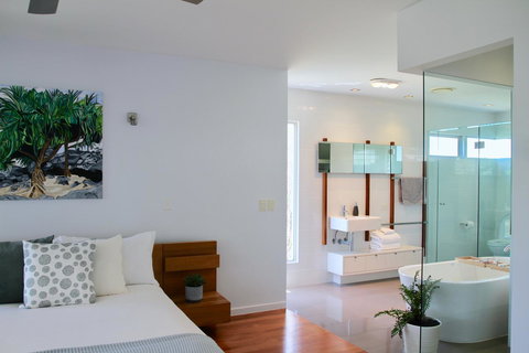 Casuarina Beachfront House - Hostie Properties - Newcastle Accommodation 8