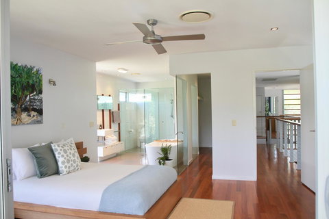 Casuarina Beachfront House - Hostie Properties - Newcastle Accommodation 3