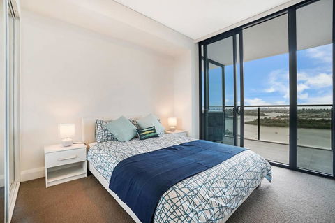 Cozy Apartment With Water View Plus Winter Garden - Newcastle Accommodation 13