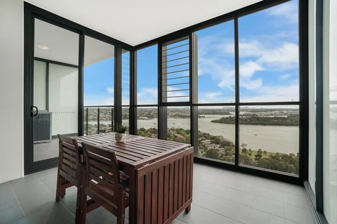 Cozy Apartment With Water View Plus Winter Garden - Newcastle Accommodation 12