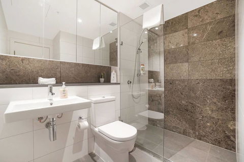 Cozy Apartment With Water View Plus Winter Garden - Newcastle Accommodation 1