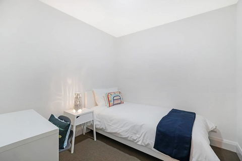 Cozy Apartment With Water View Plus Winter Garden - Newcastle Accommodation 3