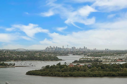 Cozy Apartment With Water View Plus Winter Garden - Newcastle Accommodation 4