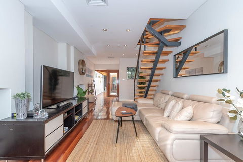 2 Bed House + Loft In Pyrmont - New Castle Tourism 0