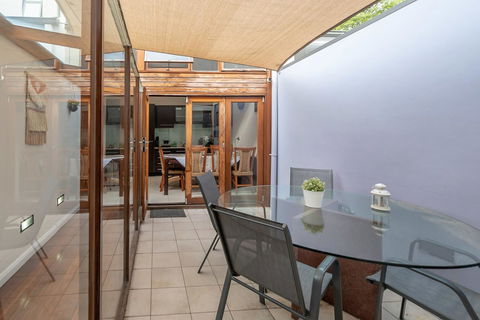 2 Bed House + Loft In Pyrmont - New Castle Tourism 6