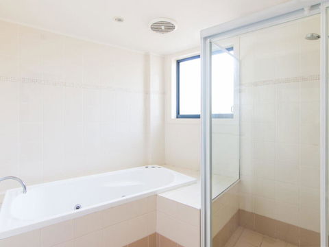 Millennium 102 With Pool In Complex - New Castle Tourism 4