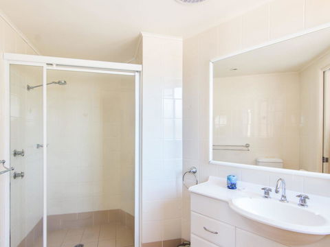 Millennium 102 With Pool In Complex - New Castle Tourism 5