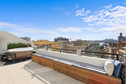 Darling Harbour Penthouse Views+Jacuzzi - New Castle Tourism 9