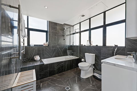 Darling Harbour Penthouse Views+Jacuzzi - New Castle Tourism 3
