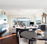 Art Deco Apartment With Breathtaking Water Views - Newcastle Accommodation