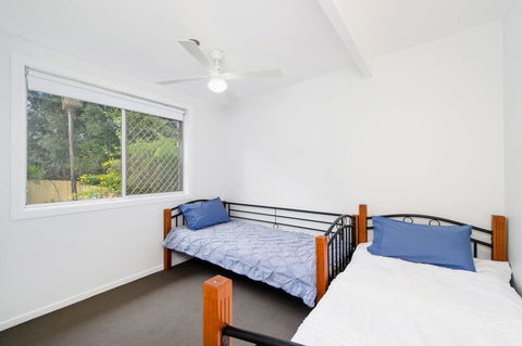 BONNY BEACH HOUSE - Holiday Accomodation With Pool - Newcastle Accommodation 3