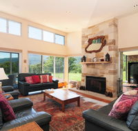 Bottlebrush Lodge - Great views and a pool - Newcastle Accommodation