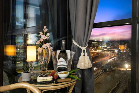 Braddon Penthouse, Top Location, Netflix, WiFi, Views - Newcastle Accommodation 2