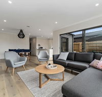 Brand New and Beautiful - Rosebud Holiday Home - Newcastle Accommodation