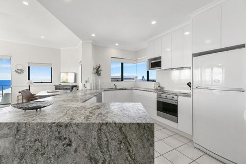 Breathtaking Views Of Sunshine Beach - Unit 7/21 Park Crescent - Newcastle Accommodation 1