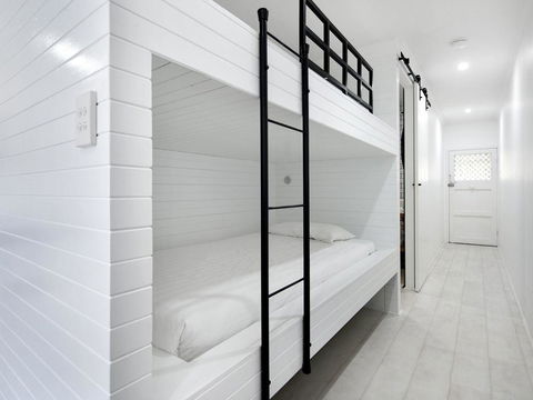 Burleigh By The Sea - Newcastle Accommodation 3