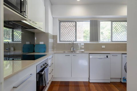 Burleigh Point Beach Vibes Stylish And Modern - Newcastle Accommodation 1