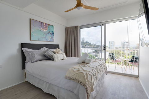 Burleigh Point Beach Vibes Stylish And Modern - Newcastle Accommodation 0