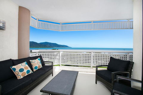 Cairns Luxury Waterfront Apartment - New Castle Tourism 3