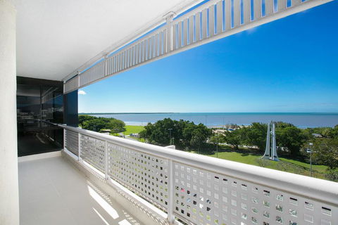 Cairns Luxury Waterfront Apartment - New Castle Tourism 2