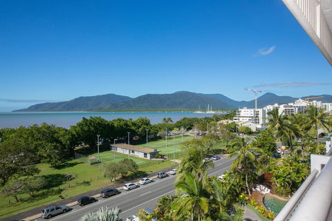 Cairns Luxury Waterfront Apartment - New Castle Tourism 1