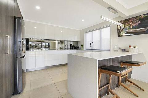 CANAL HOME NEAR MOOLOOLABA - New Castle Tourism 3