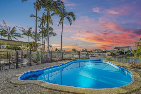 CANAL HOME NEAR MOOLOOLABA - New Castle Tourism 1