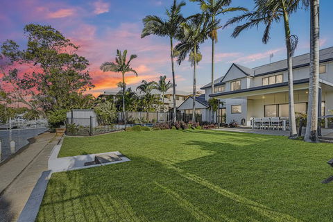 CANAL HOME NEAR MOOLOOLABA - New Castle Tourism 0