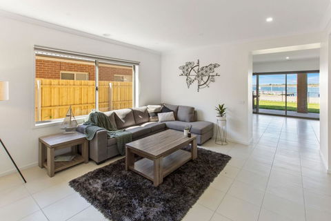 Captains Hideaway - Jetty Berth And Pet Friendly - Newcastle Accommodation 3