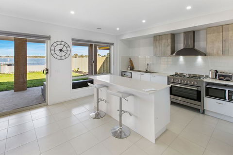 Captains Hideaway - Jetty Berth And Pet Friendly - Newcastle Accommodation 1