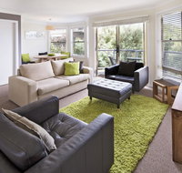 Caribou 3 - Modern  spacious with views over Lake Jindabyne - Newcastle Accommodation