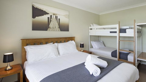 Caribou 3 - Modern & Spacious With Views Over Lake Jindabyne - Newcastle Accommodation 3