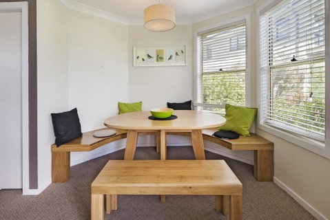 Caribou 3 - Modern & Spacious With Views Over Lake Jindabyne - Newcastle Accommodation 1